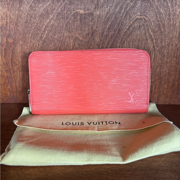 *HALF OFF TODAY ONLY* Louis Vuitton epi leather zippy Coral Wallet - Picture 1 of 8